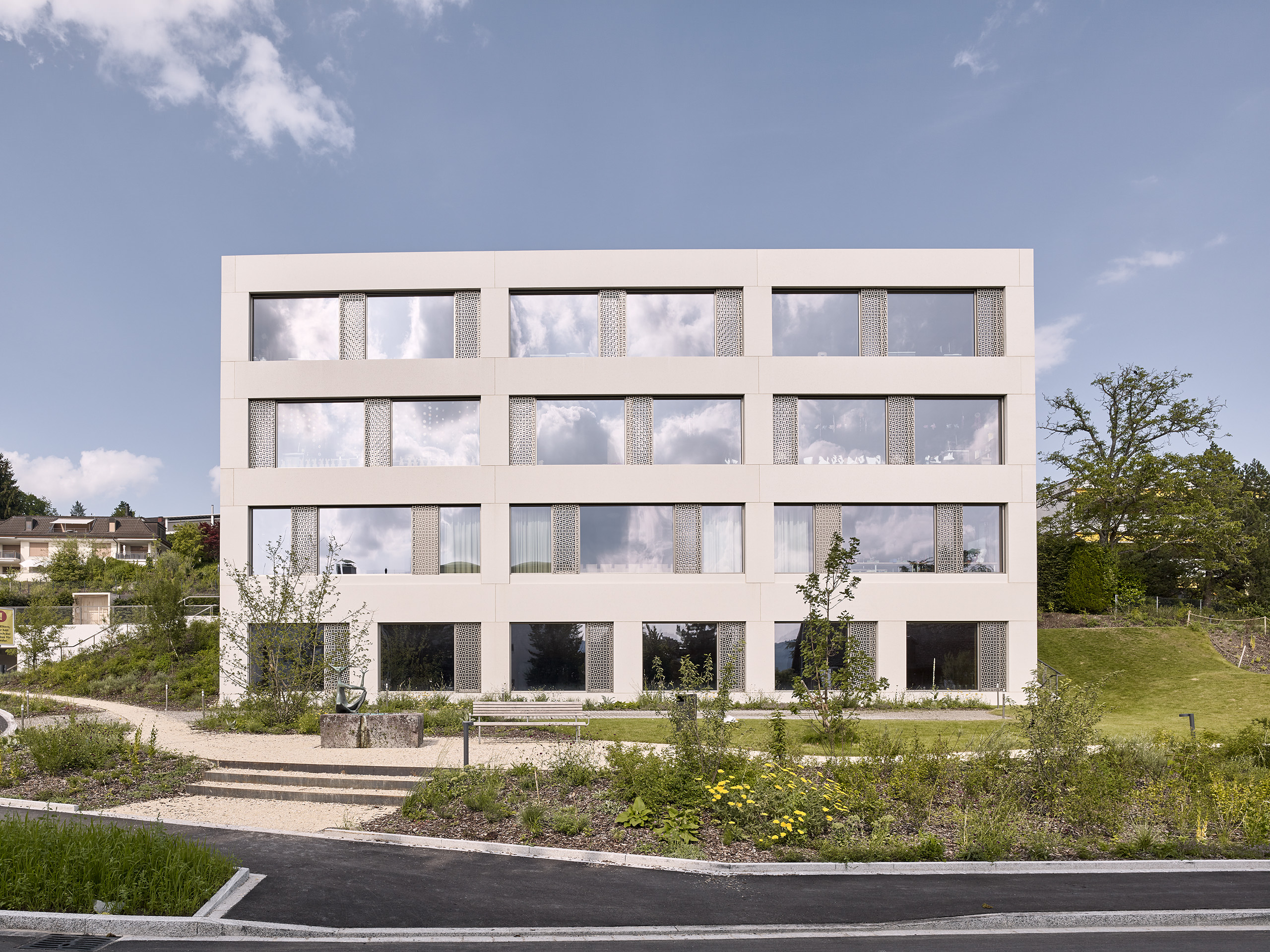 E18680 Alpa 090401 SCREEN